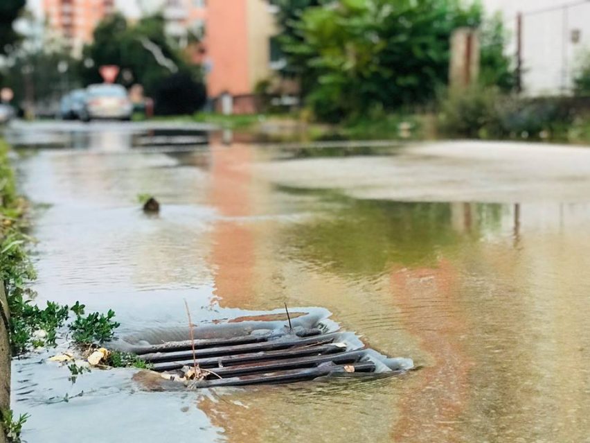Na Novomestskej prasklo vodovodné potrubie a ulica je momentálne zatopená