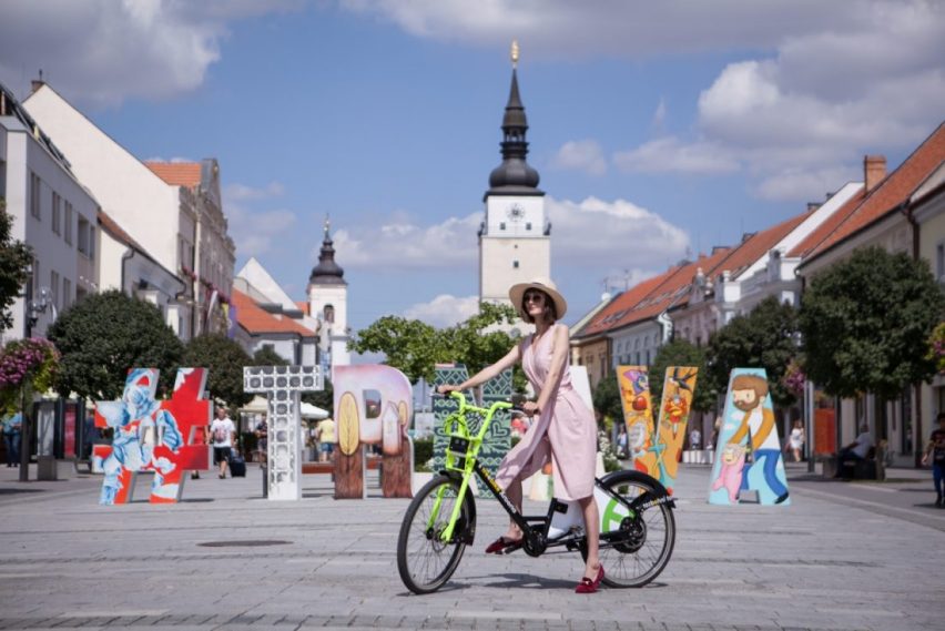 Seredčania, využívali by ste zdieľané elektrobicykle aj v našom meste? Trnava spustila obľúbený bikesharing