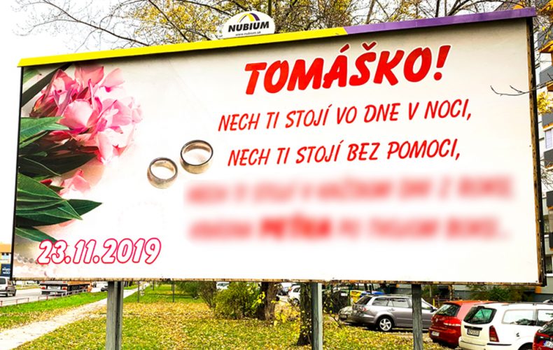 V Seredi sa objavil zábavný odkaz mladomanželom, ktorý tu ešte nebol. Tieto rýmy na billboarde vás zaručene pobavia