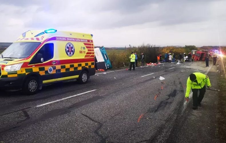 Pri Nitre havaroval autobus plný stredoškolákov. Prvé správy hlásia 12 obetí a 20 ťažko zranených