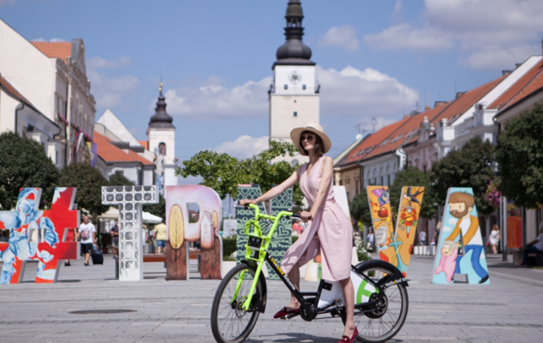 Trnavský bikesharing má novú sezónu, mesto nakúpilo ďalšie elektrobicykle. Využili by podobný projekt aj Seredčania?