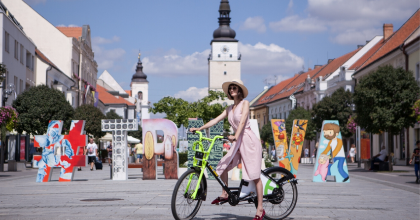 Trnavský bikesharing má novú sezónu, mesto nakúpilo ďalšie elektrobicykle. Využili by podobný projekt aj Seredčania?