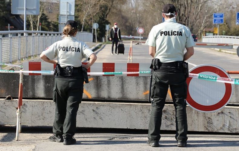 Polícia Slovenskej republiky prehľadne sumarizuje všetky opatrenia. Prosí vás, aby ste neverili hoaxom a nepreťažovali linky