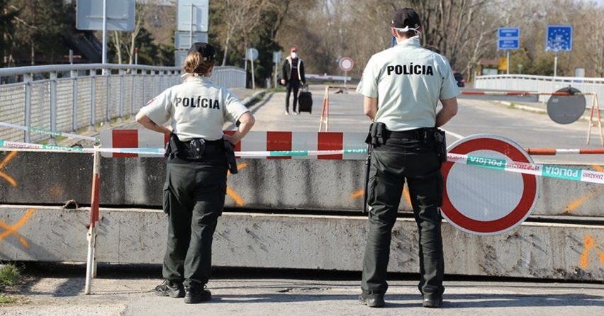 Polícia Slovenskej republiky prehľadne sumarizuje všetky opatrenia. Prosí vás, aby ste neverili hoaxom a nepreťažovali linky