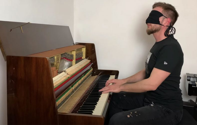 Videli ste niekedy hrať klavírneho virtuóza naslepo? Seredčan Norbert Daniš neprestáva prekvapovať