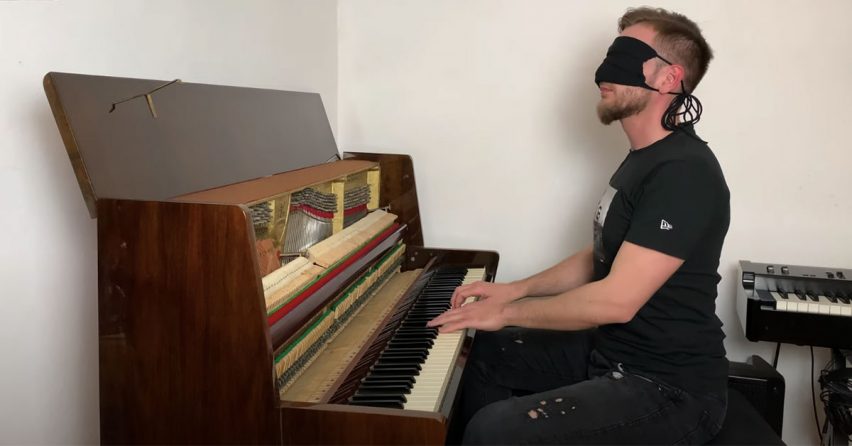 Videli ste niekedy hrať klavírneho virtuóza naslepo? Seredčan Norbert Daniš neprestáva prekvapovať