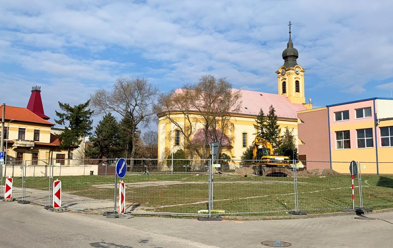 V Seredi sa začala výstavba nového parkoviska pre osobné motorové vozidlá na križovatke ulíc Kostolná a Vinárska