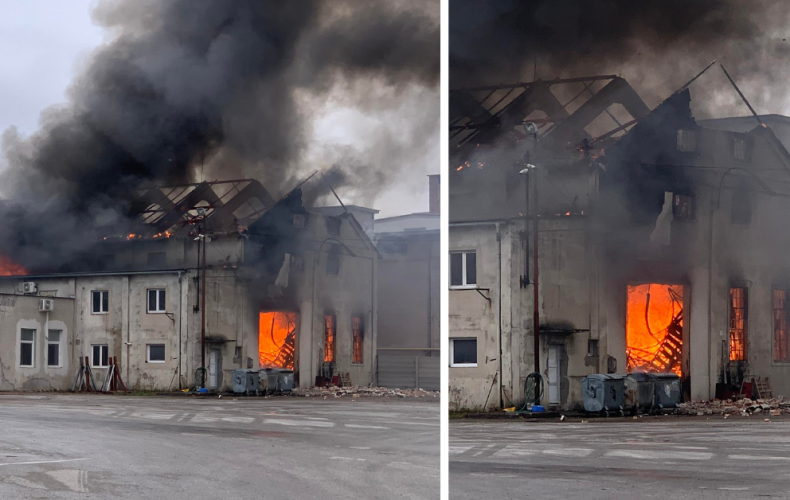 TERAZ: V Seredi horí budova v objekte na Bratislavskej ulici. Hasiči bojujú s rozsiahlym požiarom