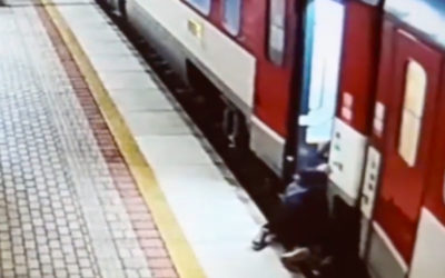 Hrôzostrašná scéna na vlakovej stanici v Trnave! Babičke sa nepodarilo naskočiť na idúci vlak a spadla pod neho