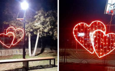 Obec Šoporňa na Valentína prekvapila všetkých miestnych zaľúbencov. Pri lavičkách nainštalovali svietiace srdcia