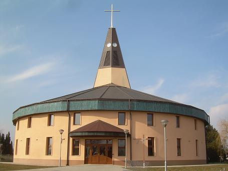 Modernistický kostol v Pate. Zdroj: sered.fara.sk