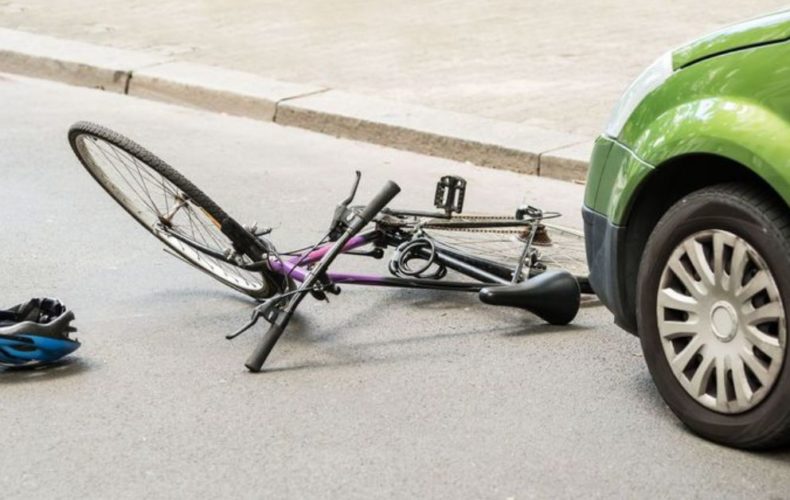 V skorých ranných hodinách došlo v Seredi k zrážke osobného auta a bicyklistu