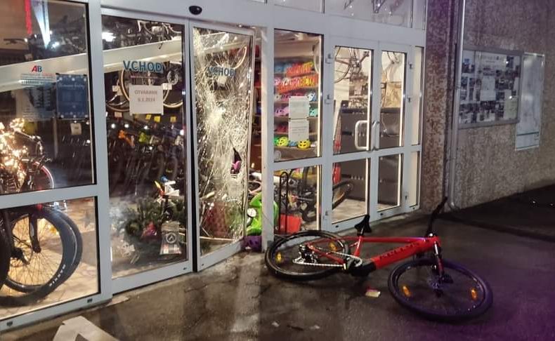 VIDEO: Krádež bicykla v priamom prenose z predajne bicyklov v Seredi