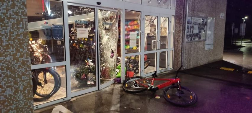 VIDEO: Krádež bicykla v priamom prenose z predajne bicyklov v Seredi