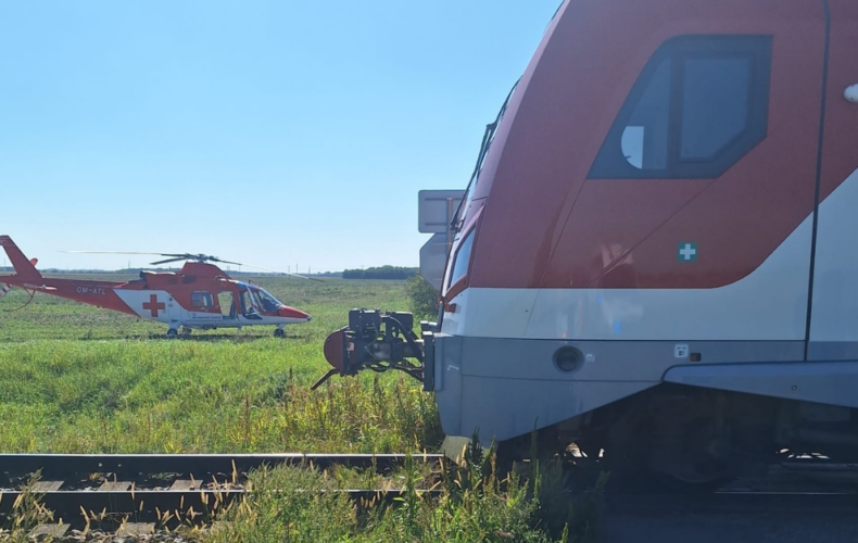 Tragická nehoda na priecestí v Seredi: vlak sa zrazil s autom, z miesta hlásia jednu obeť