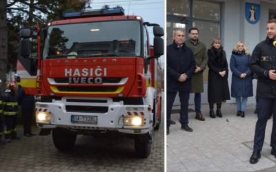 Vianočný darček pre Šoporňu: hasiči dostali nové zásahové vozidlo. Odovzdal im ho minister vnútra SR Matúš Šutaj Eštok