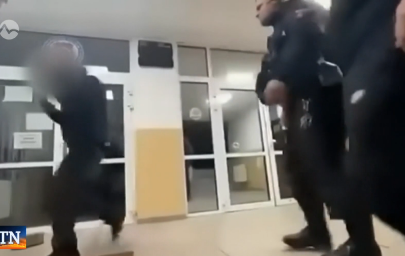 Incident v Galante vyšetruje inšpekcia. Policajt mal podľa videa udrieť tínedžera