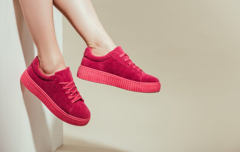 Červené tenisky – odvážny farebný akcent pre váš mestský vzhľad