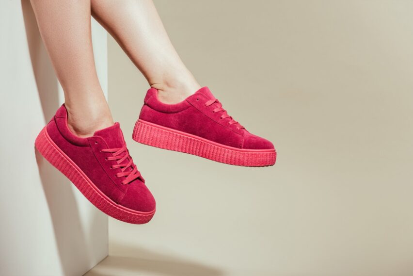 Červené tenisky – odvážny farebný akcent pre váš mestský vzhľad