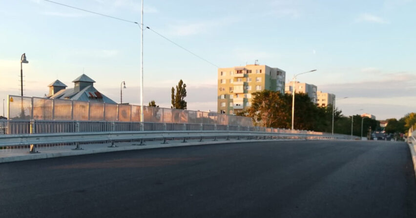 Realizujú sa posledné dokončovacie práce. Most ponad železnicu otvoria 3. augusta