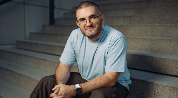 Z gymnaziálneho rebela na špičku slovenského marketingu. Seredčan Tony Dúbravec dokazuje že veľké veci sa začínajú v lokálnych komunitách