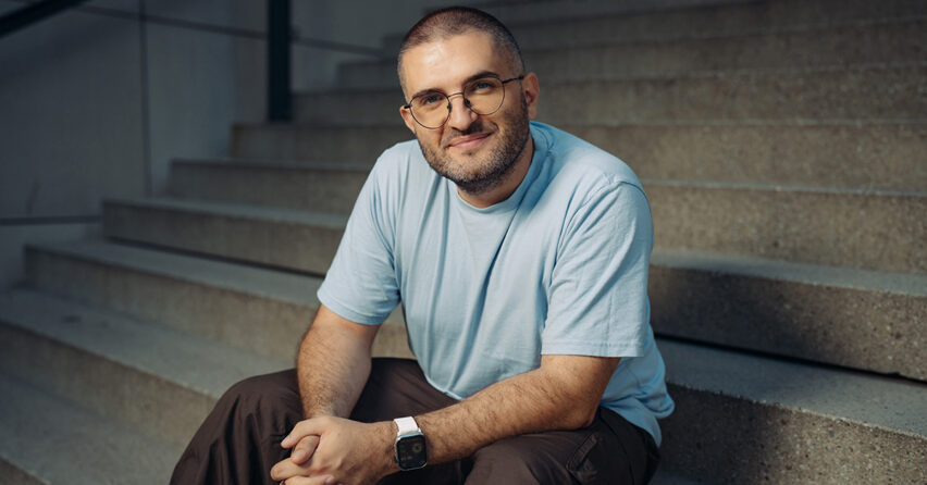 Z gymnaziálneho rebela na špičku slovenského marketingu. Seredčan Tony Dúbravec dokazuje že veľké veci sa začínajú v lokálnych komunitách