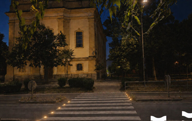 Priechod pre chodcov pri kostole v Seredi bude bezpečnejší. Mesto ho vybaví novým osvetlením a LED výstrahou