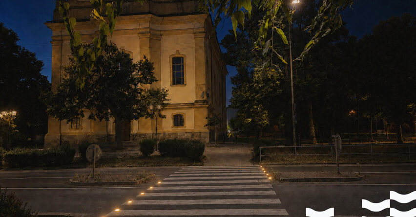 Priechod pre chodcov pri kostole v Seredi bude bezpečnejší. Mesto ho vybaví novým osvetlením a LED výstrahou